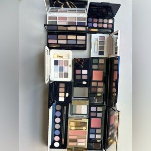 A collection of 12 different Estée Lauder eyeshadows